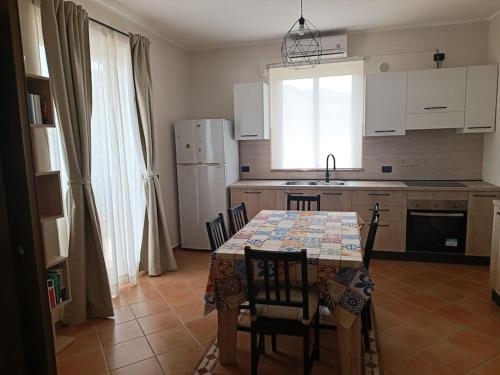 Virtuvė arba virtuvėlė apgyvendinimo įstaigoje La Casa del Mare e della Montagna