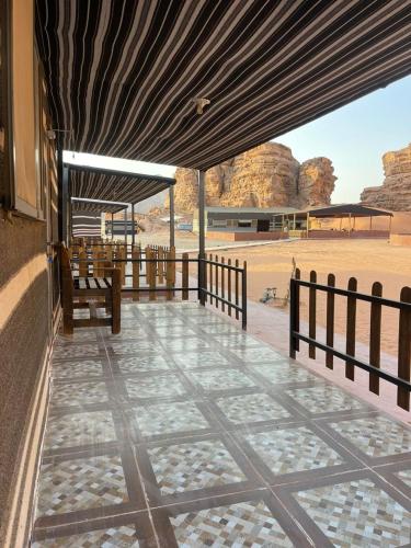 Un balcón o terraza en Wadi rum sky luxury