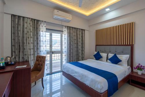 Ένα ή περισσότερα κρεβάτια σε δωμάτιο στο StayBird - Divine Suites, Business Hotel, Kharadi