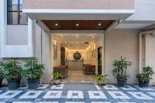 Η πρόσοψη ή η είσοδος του StayBird - Divine Suites, Business Hotel, Kharadi