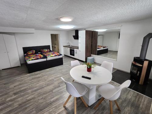 Habitación con mesa, sillas y cama en Ferienwohnung Marquard's en Immendingen