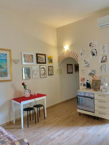 eine Küche mit einem Tisch und einer Theke mit Stühlen in der Unterkunft Appartamento Meri, Montecatini Terme in Montecatini Terme