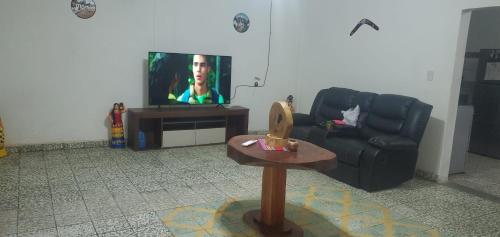 salon z kanapą i telewizorem w obiekcie Casa Tazumal w mieście Chalchuapa