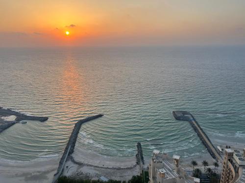 Ft 22 R1 Luxury Room attach bath Seaview Beach access Ajman ghrft fakhrt mʿ atlalt ʿly albhr wamkanyt alwswl aly alshaty