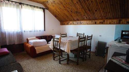uma sala de estar com uma mesa e um sofá em Eko Stevanovac em Mojkovac