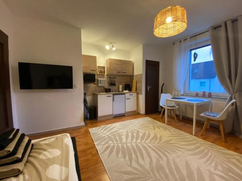 Il comprend un salon avec un lit et une cuisine. dans l'établissement Kleines Apartment in Marl WG 2, à Marl