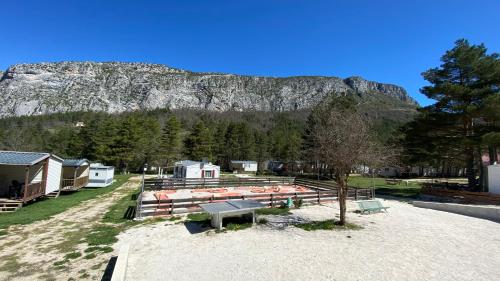 un'area picnic con una montagna sullo sfondo di Mobilhome comfort à la montagne a Saint-Auban