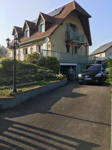 a car parked in front of a house at Agréable chambre d’hôtes bord de mer Normandie in Saint-Valéry-en-Caux