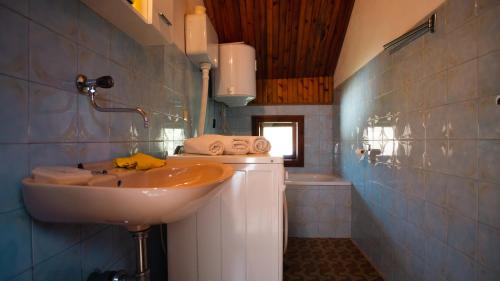 uma casa de banho com um lavatório e uma banheira em Eko Stevanovac em Mojkovac