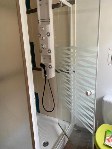 La salle de bains est pourvue d'une douche et d'un sèche-cheveux. dans l'établissement Mini loft a la campagne dans une ancienne ferm, à Saint-Cyprien