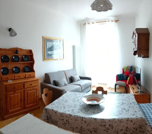 ein Wohnzimmer mit einem Tisch und einem Sofa in der Unterkunft La Stella Alpina in Gossensaß