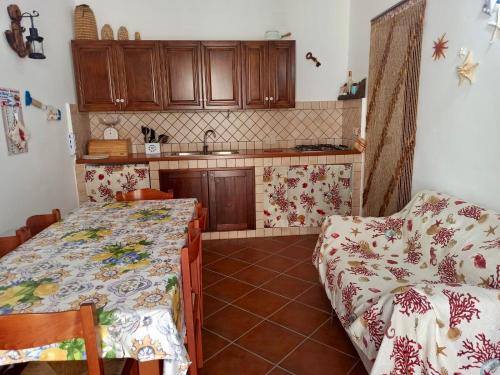 cocina con cama y sofá en una habitación en Casa Spaziosa al centro di Ustica, en Ustica