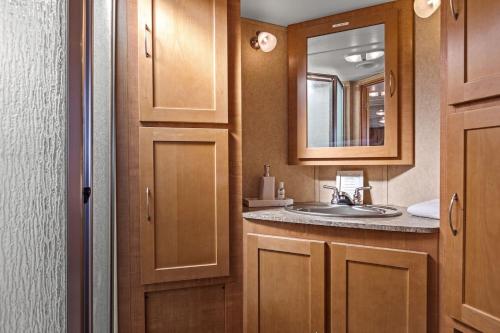 bagno con lavandino e specchio di JT Village Campground - Casa Pequena a Joshua Tree
