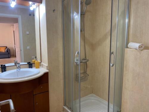 een badkamer met een douche en een wastafel bij MONTE CARRERA Sunrise & Sunset in Mogán