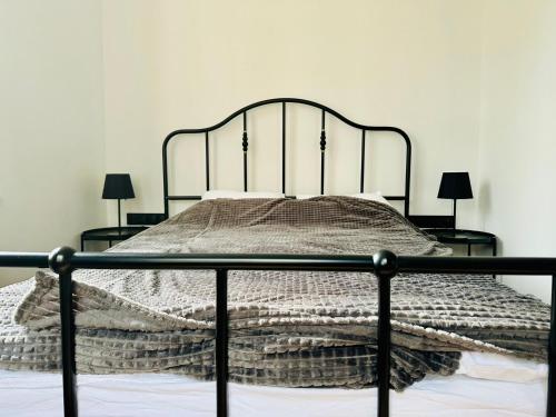 sypialnia z łóżkiem z metalową ramą w obiekcie Apartamenty Maj Sokołowsko w mieście Sokołowsko