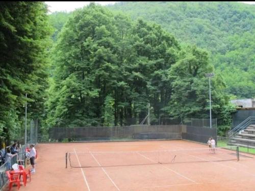 Casa Irene per famiglie e gruppi con piscina في Lugliano: ملعب تنس مع أشخاص يقفون عليه