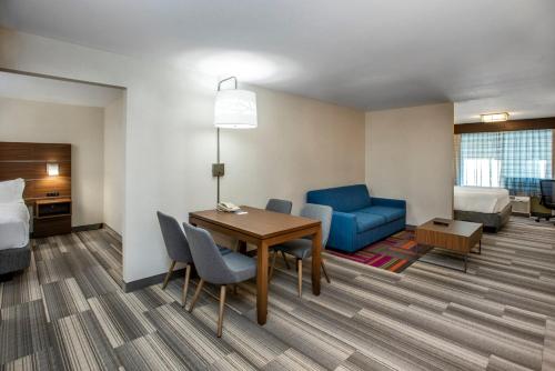 Гостиная зона в Holiday Inn Express & Suites Medicine Hat by IHG