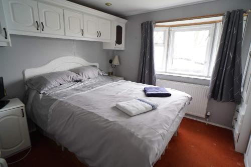 een slaapkamer met een bed met twee handdoeken erop bij 2 bedroom two bathroom sunset lodge heachambeach in Heacham