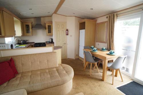 Köök või kööginurk majutusasutuses modern 3 bedroom 2 bathroom caravan with decking