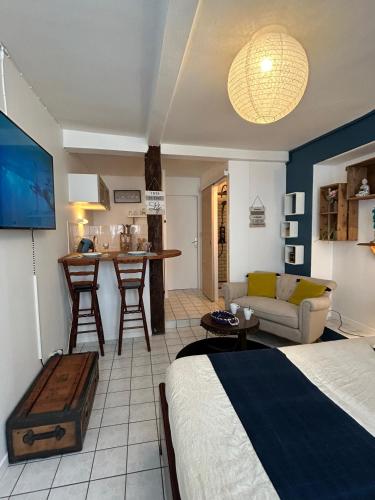 Ένα ή περισσότερα κρεβάτια σε δωμάτιο στο APPARTEMENT COSY HYPER CENTRE