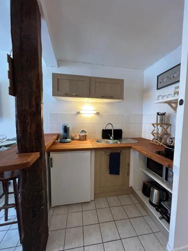 une cuisine avec un comptoir en bois et un évier dans l'établissement APPARTEMENT COSY HYPER CENTRE, à Châteauroux