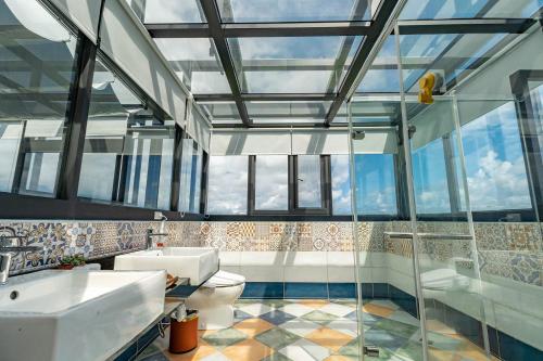 La salle de bains est pourvue de toilettes, d'un lavabo et de fenêtres. dans l'établissement Moritz Homestay, à Hualien