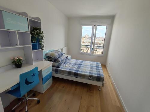 une chambre avec un lit, un bureau et une fenêtre dans l'établissement Perle de Saint-Ouen - 6 à 8 personnes, à Saint-Ouen