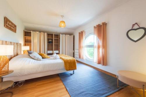 1 dormitorio con cama y ventana en Nouveau - La Bulle Lumineuse - Terrasse, en Brumath
