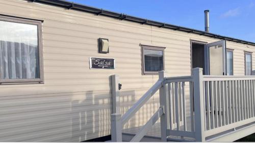 ヒーチャムにあるFamily 3 Bedroom Caravan with Decking at Heachamのギャラリーの写真
