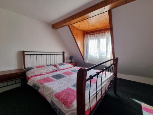 a bedroom with a bed and a window at Penzion Tomy Pihlov in Horní Planá