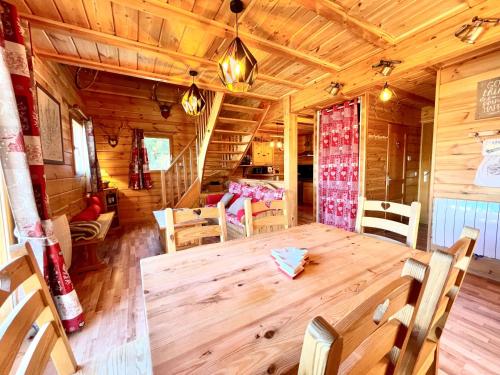 une salle à manger en bois avec une table et des chaises en bois dans l'établissement Chalet Pierra, pied des pistes - Wifi gratuit - 2 parkings, à Saint-Étienne-en-Dévoluy