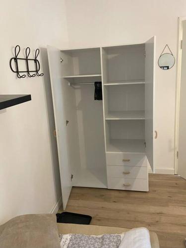 a room with a closet with white cabinets at kleines Einzelzimmer Nr. 5 in Kleve in Kleve