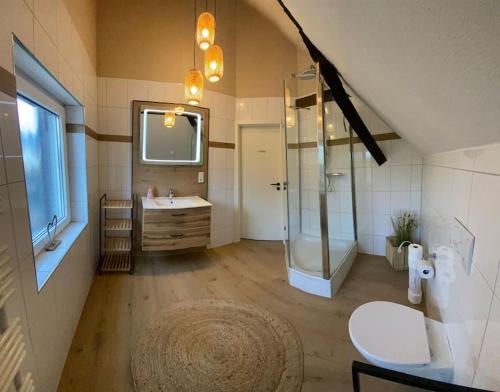 a large bathroom with a sink and a shower at kleines Einzelzimmer Nr. 5 in Kleve in Kleve
