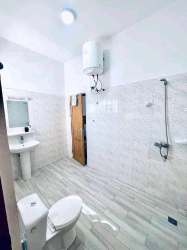 コトヌーにあるTimba-Pekinoracomのバスルーム(トイレ、洗面台付)