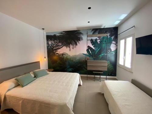 een slaapkamer met twee bedden en een schilderij aan de muur bij Casa vacanze VIA ROMA 57 in Marsala