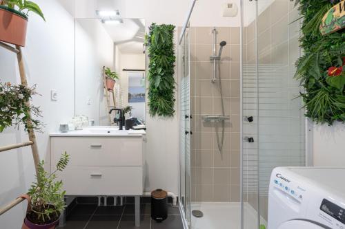 a bathroom with a shower and a sink at Joli appartement dans Eco quartier résidentiel in Saint-Ouen