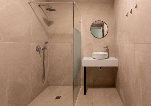 a bathroom with a sink and a shower at אכסניית הנסיך הקטן-בני נוער in Eilat