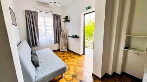 ein Wohnzimmer mit einem Sofa und einem Fenster in der Unterkunft Rooms Koblar in Portorož
