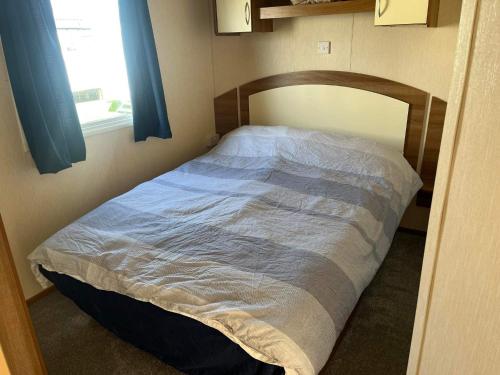 Ένα ή περισσότερα κρεβάτια σε δωμάτιο στο 3 Bed 8 Berth Caravan with decking Free WiFi