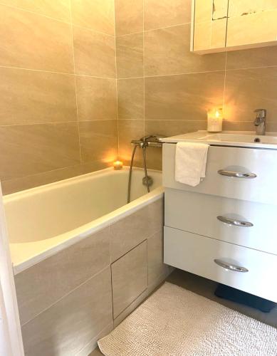 une salle de bain avec un lavabo et une baignoire et un lavabo dans l'établissement Boheme Chic house, à Paris