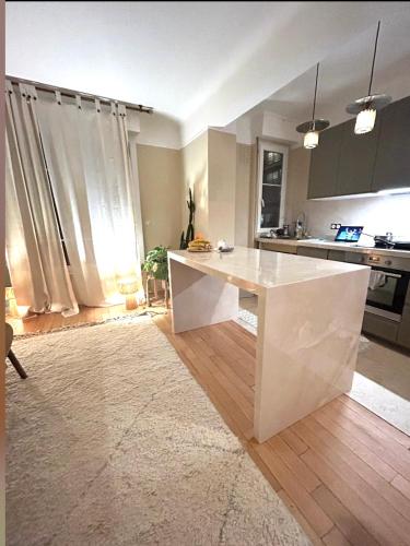 - une cuisine avec une table blanche dans une pièce dans l'établissement Boheme Chic house, à Paris