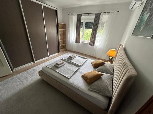 ein großes Sofa in einem Zimmer mit Fenster in der Unterkunft AP apartment in Mostar