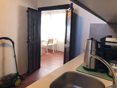 eine Küche mit einem Waschbecken und eine Tür mit einem Fenster in der Unterkunft Saye Konak Hotel Apart House in Antalya