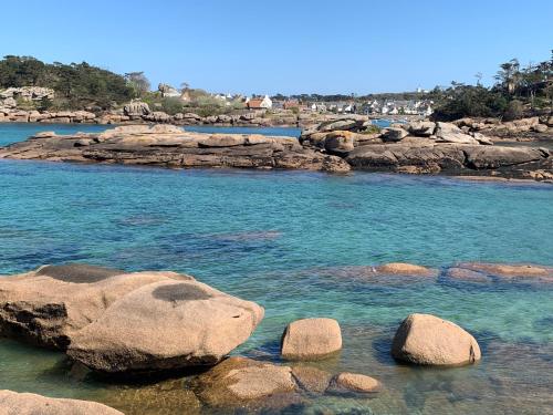 une plage avec des rochers dans l'eau dans l'établissement Les ursulines, à Lannion