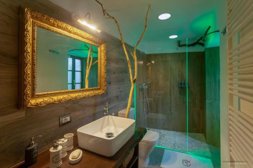 W łazience znajduje się umywalka oraz prysznic z lustrem. w obiekcie II Sogno di Anna & Emma w mieście Ossuccio