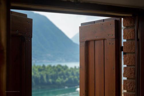 an open window with a view of a mountain at II Sogno di Anna & Emma in Ossuccio