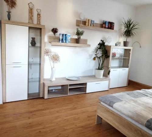 Ferienwohnung "Spatzennest" في بيرنا: غرفة نوم بها دواليب بيضاء وسرير