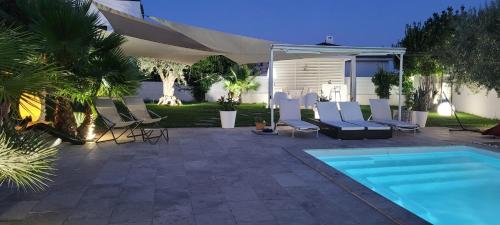 un patio avec des chaises et une piscine dans l'établissement VILLA LA VALENTINE 2 chambres, à Salon-de-Provence