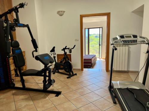 een fitnessruimte met 2 hometrainers in een kamer bij La Vista in Otricoli