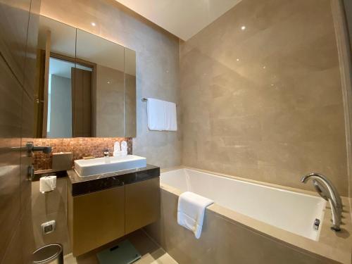 a bathroom with a sink and a bath tub at 舒適豪華高層 最佳位置 - 步行即可到達暹羅和中央世界 in Bangkok